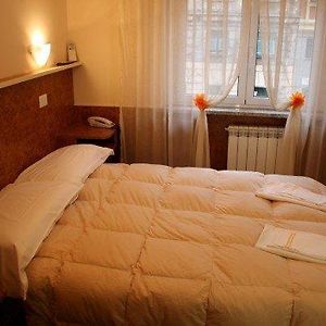 Camera piccola con letto king size